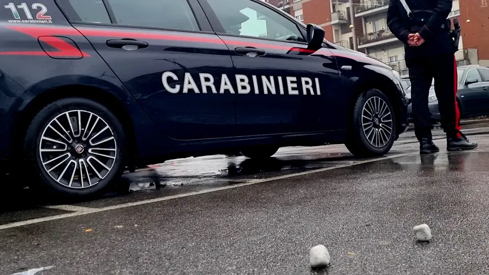 In primo piano le pietre lanciate dai passanti contro l’aggressore In primo piano le pietre lanciate dai passanti contro l’aggressore