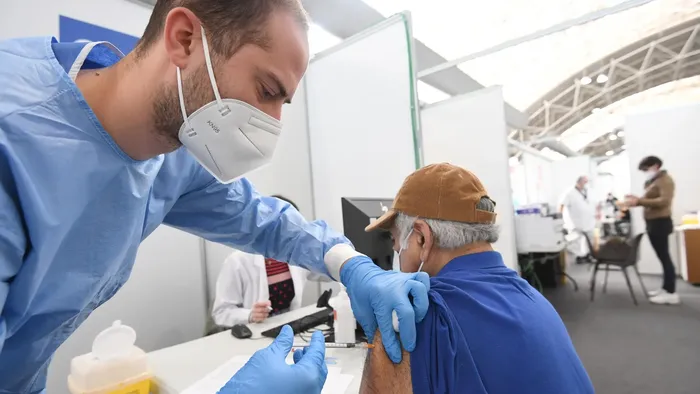 https://storage.ecodibergamo.it/media/photologue/2025/9/20/photos/cache/covid-crescono-i-casi-nella-bergamasca-in-una-settimana-44-vaccino-ai-piu_b0dceacc-95f1-11f0-be4a-52bc0314f690_1920_1080_v3_large_16_9.webp