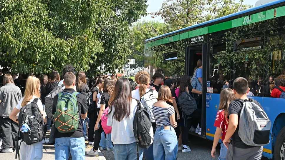 Gli studenti ieri alla fermata dell’autobus, all’uscita dalle lezioni degli istituti superiori Oberdan e Cantoni di Treviglio Gli studenti ieri alla fermata dell’autobus, all’uscita dalle lezioni degli istituti superiori Oberdan e Cantoni di Treviglio