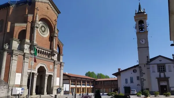 La chiesa parrocchiale di Madone, sulla sinistra, quest’anno compie un secolo di vita