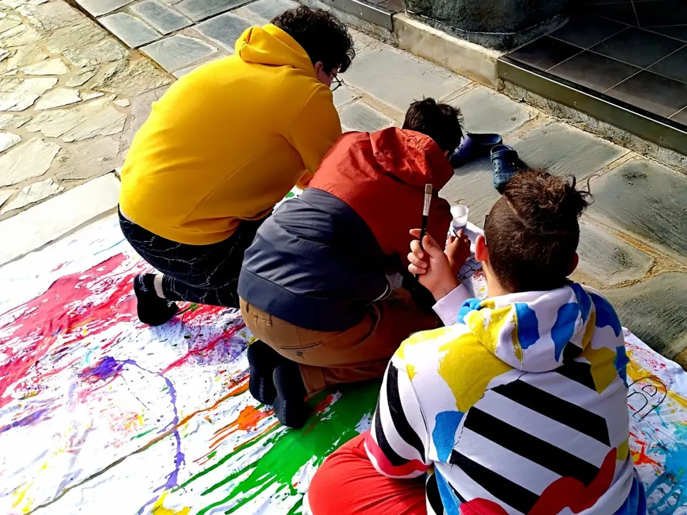 Ragazzi che pitturano uno striscione
