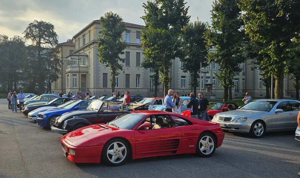 Le auto radunate all’Accademia della Guardia di Finanza Le auto radunate all’Accademia della Guardia di Finanza