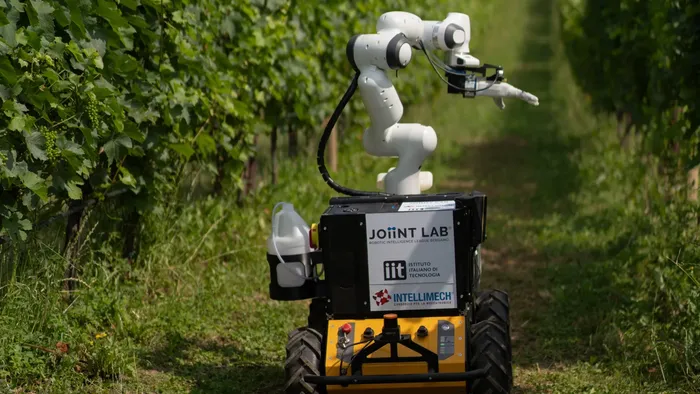 https://storage.ecodibergamo.it/media/photologue/2025/9/21/photos/cache/il-robot-al-lavoro-in-vigna-test-superato-per-frasky_cf50c45a-9660-11f0-be4a-52bc0314f690_1920_1080_v3_large_16_9.webp