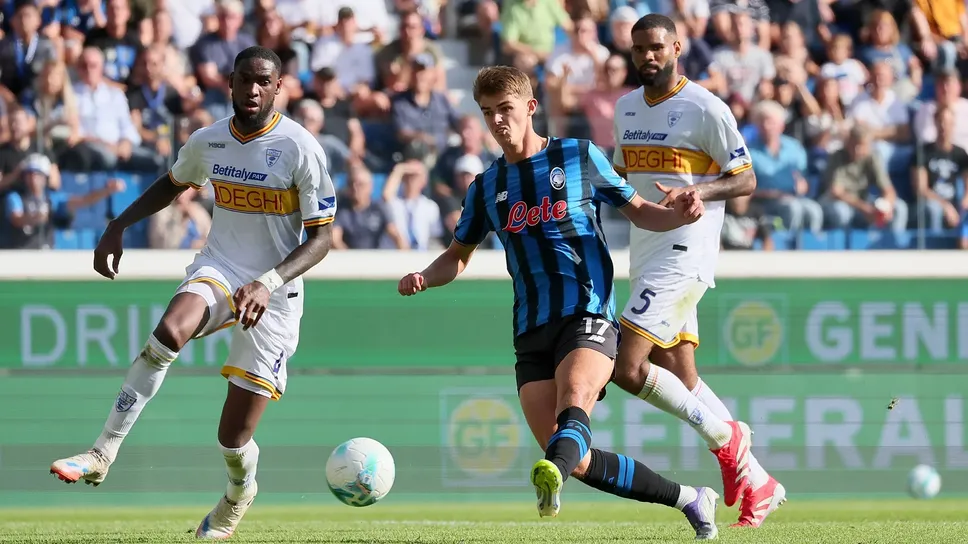 Charles De Ketelaere in azione contro il Lecce. L’attaccante belga è alle prese con un risentimento muscolare all’ileopsoas rimediato in Champions col Psg Charles De Ketelaere in azione contro il Lecce. L’attaccante belga è alle prese con un risentimento muscolare all’ileopsoas rimediato in Champions col Psg
