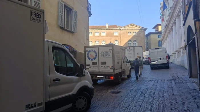 Città Alta e l’assedio dei furgoncini. Palafrizzoni valuta «hub» esterni