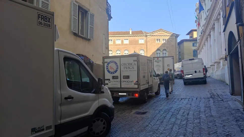 La coda di furgoncini venerdì scorso in Città Alta, a ridosso di piazza Vecchia La coda di furgoncini venerdì scorso in Città Alta, a ridosso di piazza Vecchia