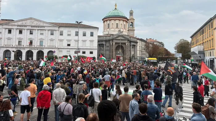 https://storage.ecodibergamo.it/media/photologue/2025/9/22/photos/cache/presidio-per-la-palestina-a-bergamo-in-centinaia-in-porta-nuova-centro-bloccat_b40392a0-97d1-11f0-8d68-503fff778d91_1920_1080_v3_large_16_9.webp