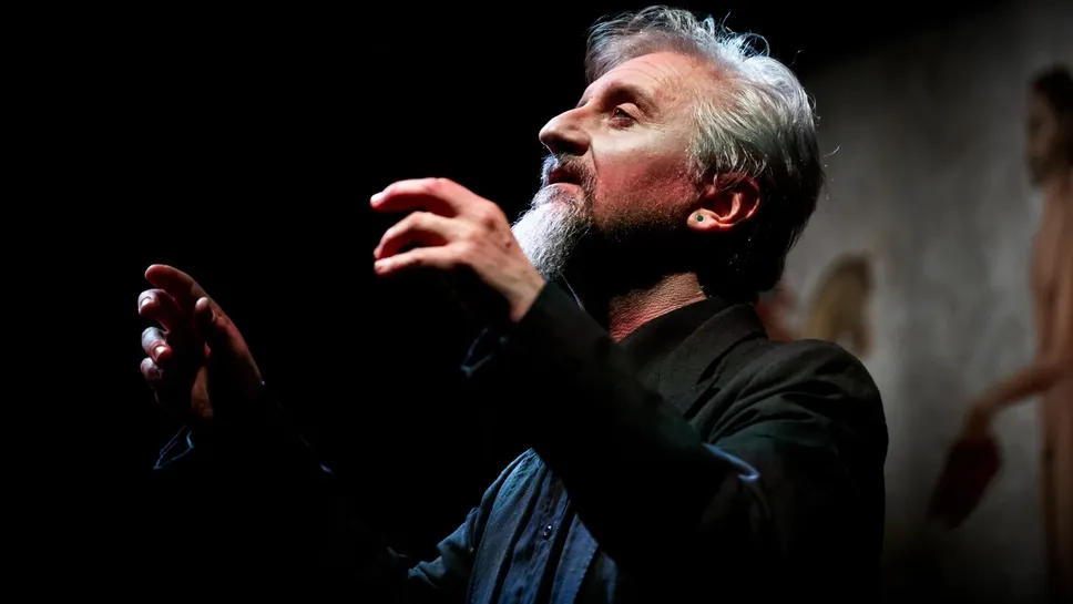Ascanio Celestini è protagonista dello spettacolo «Rumba. L’asino e il bue del presepe di San Francesco nel parcheggio del supermercato» Ascanio Celestini è protagonista dello spettacolo «Rumba. L’asino e il bue del presepe di San Francesco nel parcheggio del supermercato»