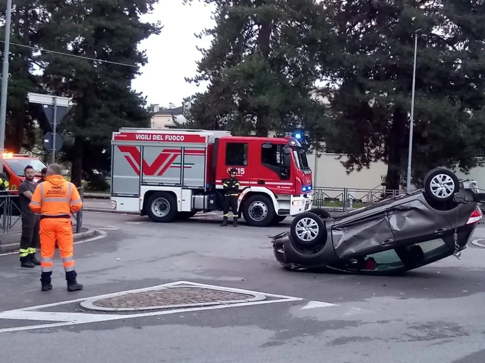 L’auto ribaltata a Dalmine in via Buttaro martedì 23 settembre: ferito un 28enne