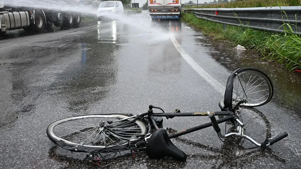 I mezzi di soccorso intervenuti a Isso per il grave incidente che ha causato il ferimento di un ciclista di 55 anni martedì 23 settembre