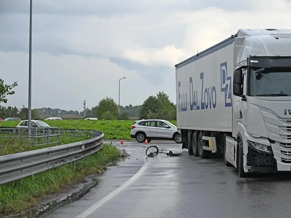 La bici e il camion che ha travolto un ciclista 62enne a Isso