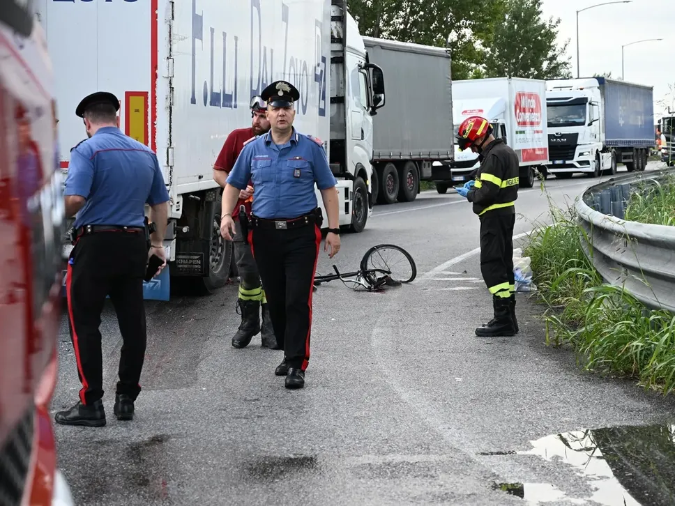 I carabinieri e i vigili del fuoco a Isso dove un ciclista di 62 anni è stato ferito gravemente da un camion che lo ha investito