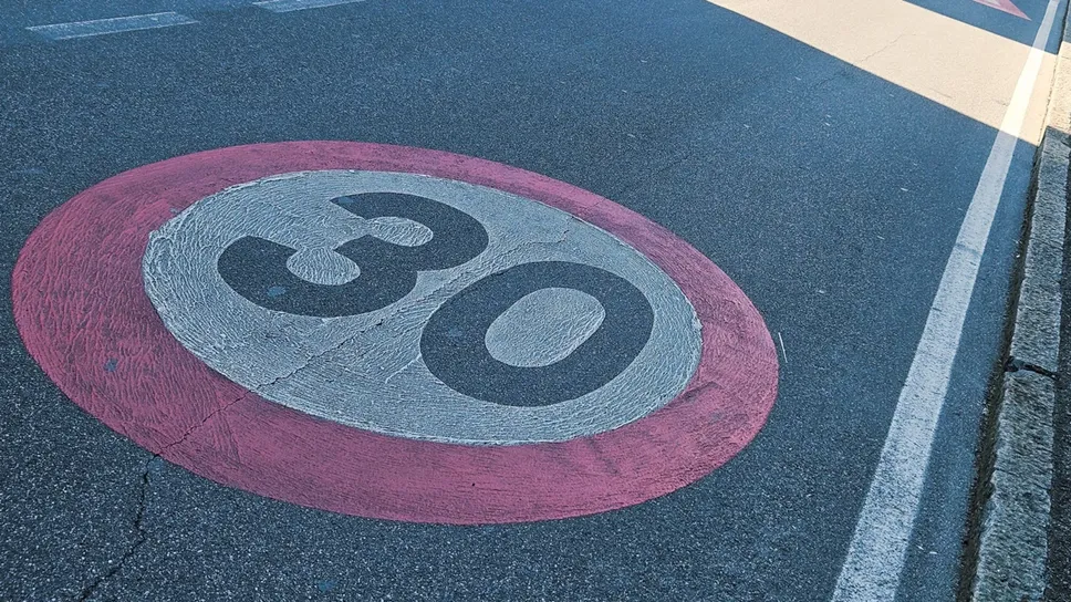 La segnaletica per una Zona 30 in città. bergamo vuole arrivare nel 2026 ad avere l’88% di strade con limite di velocità ridotto