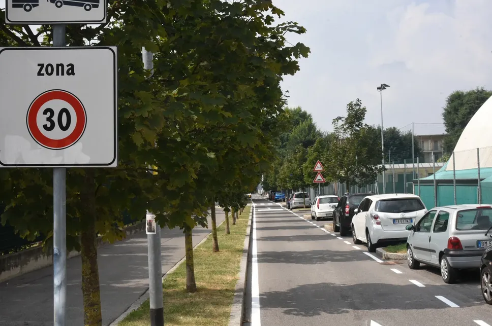 Zona 30 in via Promessi Sposi