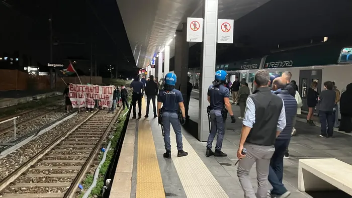 Occupano i binari della stazione: sette giovani denunciati a margine della manifestazione per la Palestina