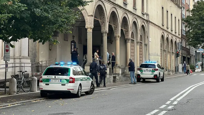 senzatetto di 46 anni trovato morto in via locatelli a bergamo