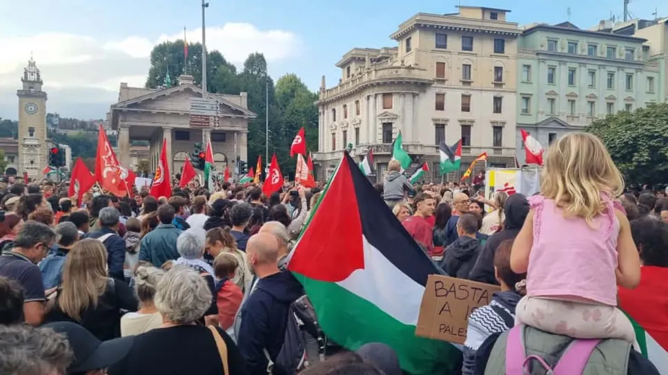 Un’immagine del corteo pro Gaza di lunedì 22 settembre a Bergamo, i manifestanti erano circa 3mila