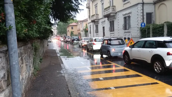 Via Statuto, pista ciclabile in ritardo: «E intanto per i lavori traffico nel caos»