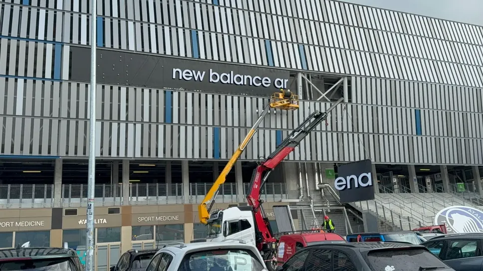 La nuova insegna dello stadio di Bergamo «New Balance Arena»