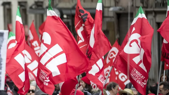https://storage.ecodibergamo.it/media/photologue/2025/9/25/photos/cache/claires-in-stato-di-crisi-due-ore-di-sciopero-il-26-settembre-presidio-a-curn_7a536b50-9a30-11f0-8d68-503fff778d91_1920_1080_v3_large_16_9.webp