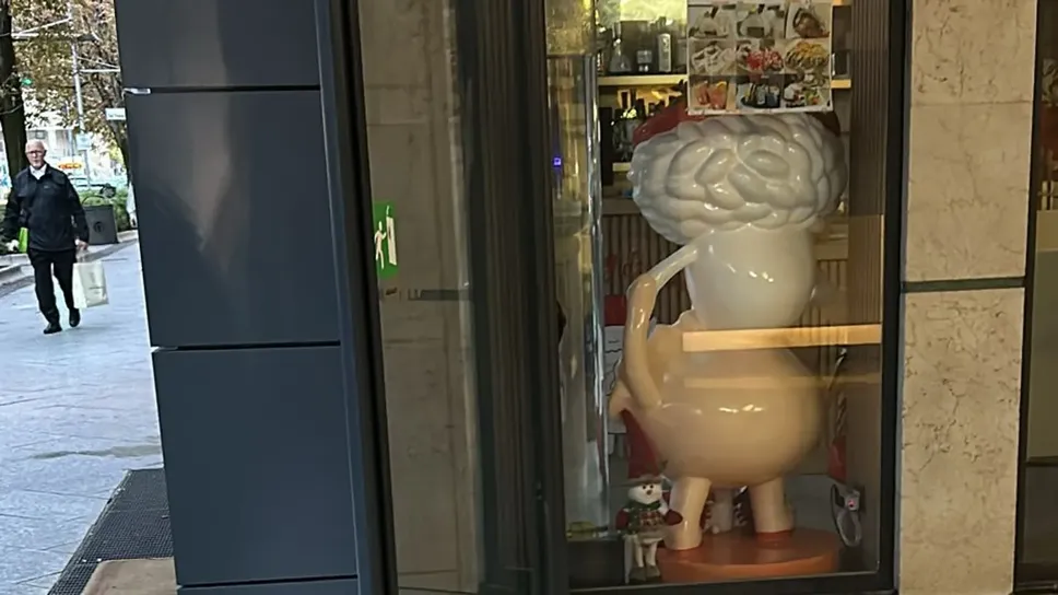 La porta scardinata sul viale