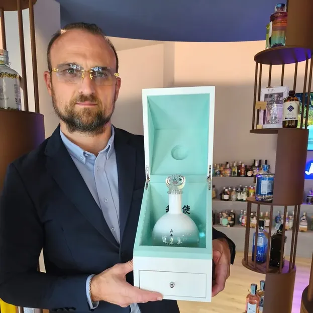 Mario Carrara mostra le etichette da collezione più pregiate