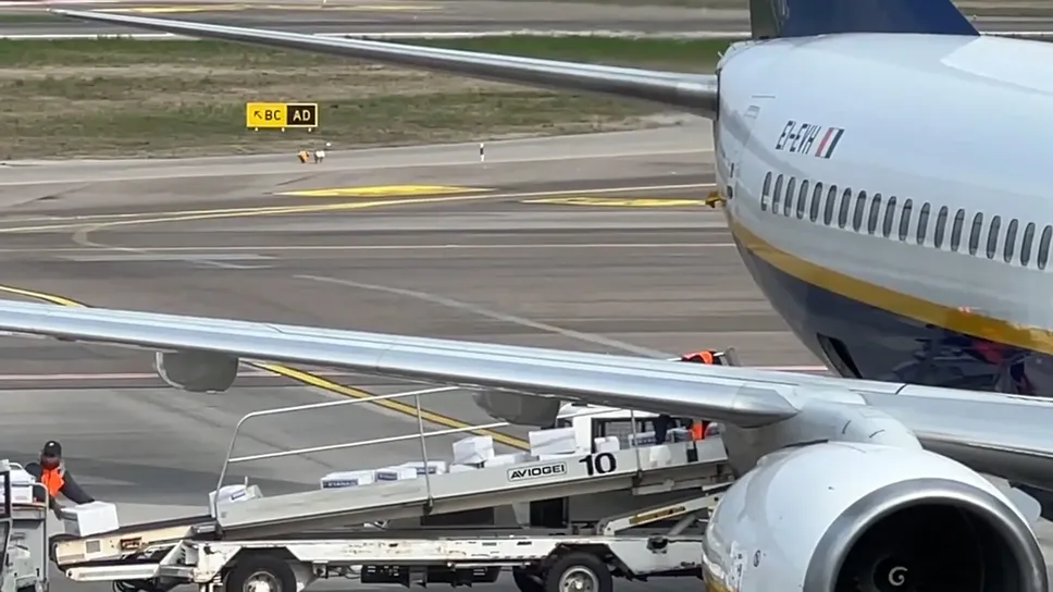 Un aereo in pista