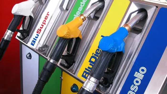 https://storage.ecodibergamo.it/media/photologue/2025/9/26/photos/cache/antitrust-sanzione-936-milioni-a-sei-compagnie-petrolifere_20de52c8-9ab3-11f0-998c-80c646d2828f_v3_large_16_9.webp
