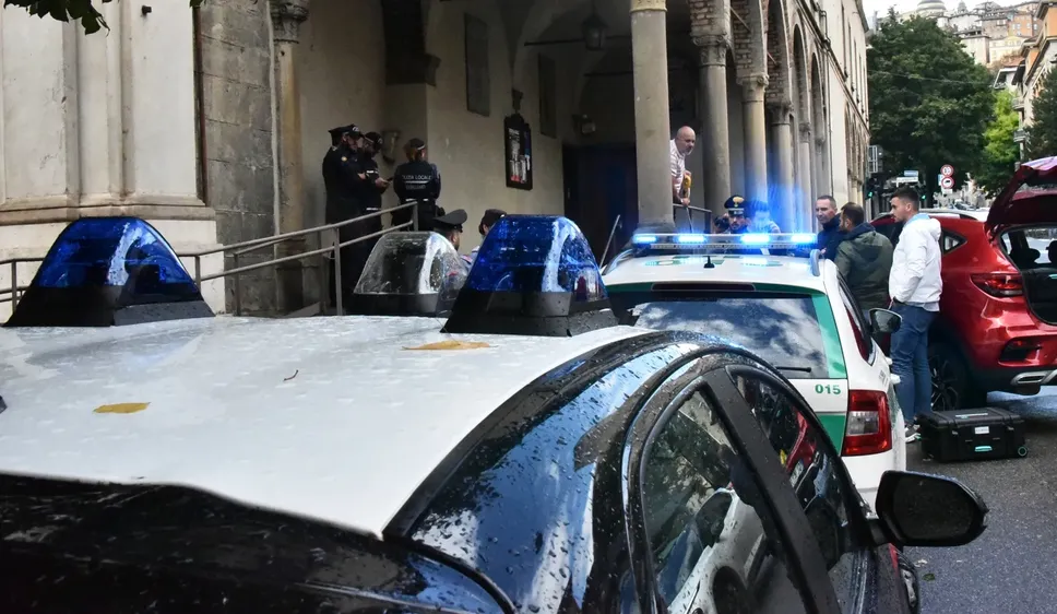 I soccorsi sotto il porticato di via Locatelli