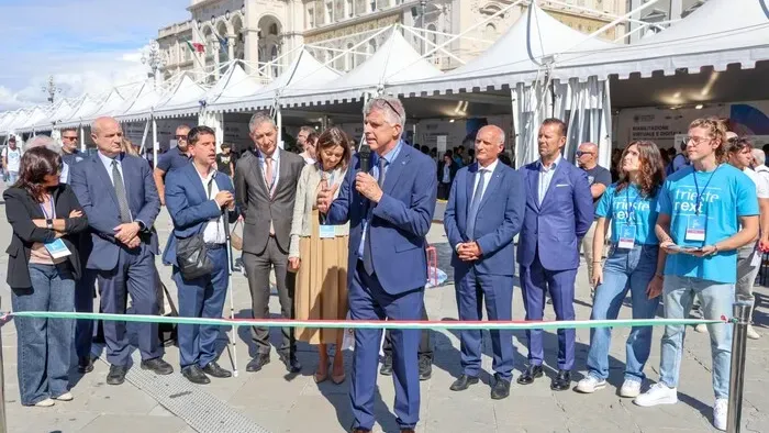 https://storage.ecodibergamo.it/media/photologue/2025/9/26/photos/cache/via-al-xiv-trieste-next-stand-e-invenzioni-in-piazza-unita_380d24c4-9aea-11f0-998c-80c646d2828f_v3_large_16_9.webp