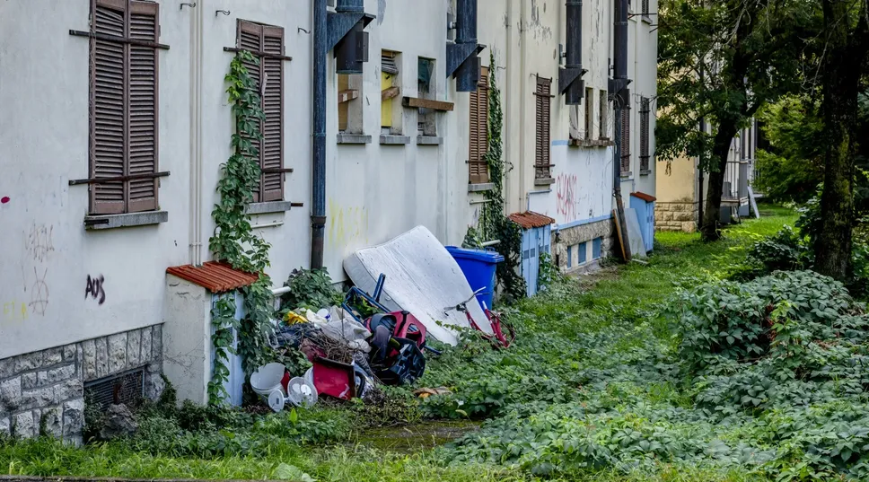 L’immondizia abbandonata fuori dalle case di via Monte Grigna