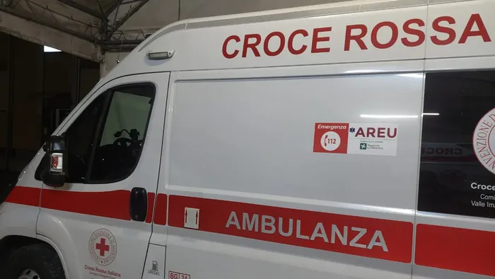 dalmine cade oggetto metallico ferito al collo un 28enne