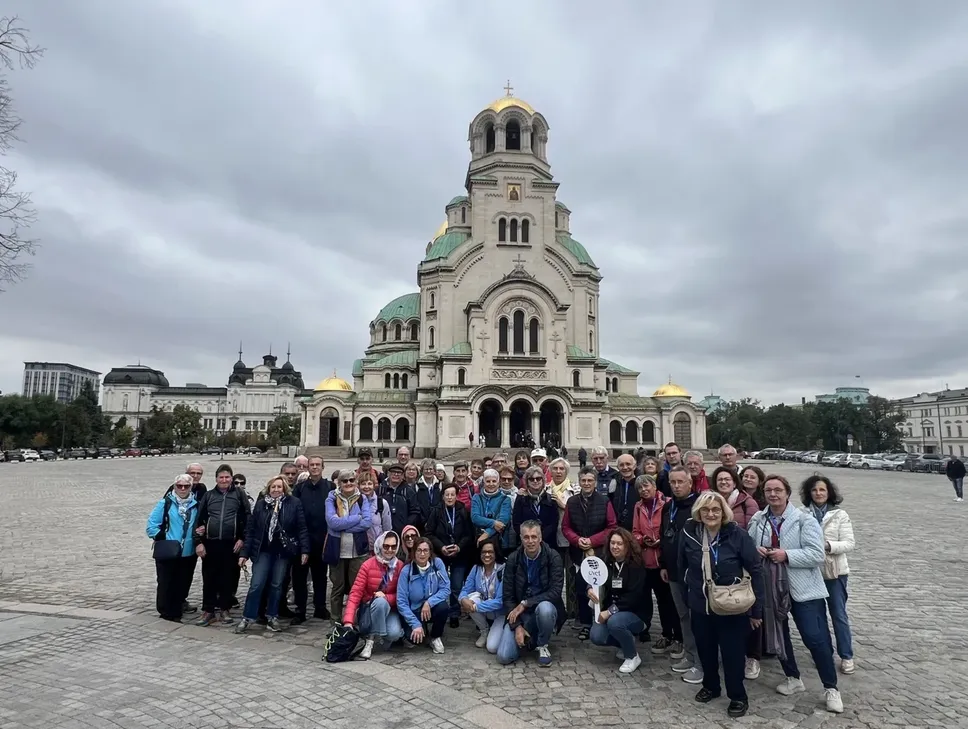 Alcuni pellegrini davanti alla cattedrale Nevskij