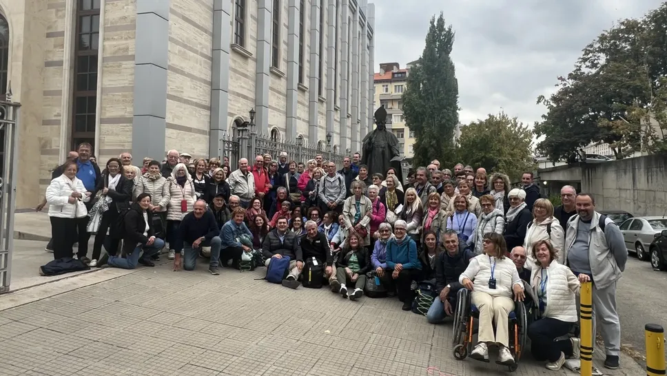I pellegrini bergamaschi a Sofia con la statua di Papa Giovanni XXIII