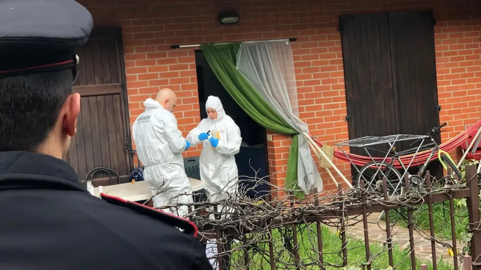 I rilievi dei carabinieri nella villetta di Luciano Muttoni a Valbrembo