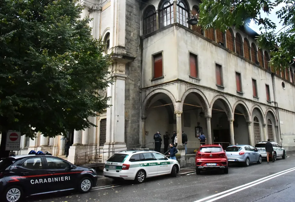La mattina del ritrovamento del cadavere di Dadrah Manjinder sotto il porticato della chiesa di santa Rita in via Locatelli a Bergamo