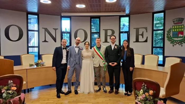 https://storage.ecodibergamo.it/media/photologue/2025/9/28/photos/cache/nozze-vip-ad-onore-si-sposa-paso-il-chitarrista-dei-pinguini-tattici-nuclear_132f376c-9c77-11f0-8d68-503fff778d91_1920_1080_v3_large_16_9.webp