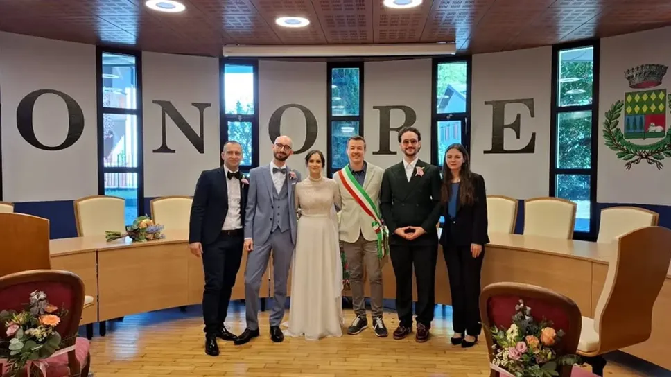 «Paso», Lorenzo Pasini, secondo da sinistra, con la sposa Sofia nella sala consiliare del comune di Onore subito dopo il sì. Il sindaco Ettore Schiavi con la fascia tricolore e i testimoni degli sposi «Paso», Lorenzo Pasini, secondo da sinistra, con la sposa Sofia nella sala consiliare del comune di Onore subito dopo il sì. Il sindaco Ettore Schiavi con la fascia tricolore e i testimoni degli sposi