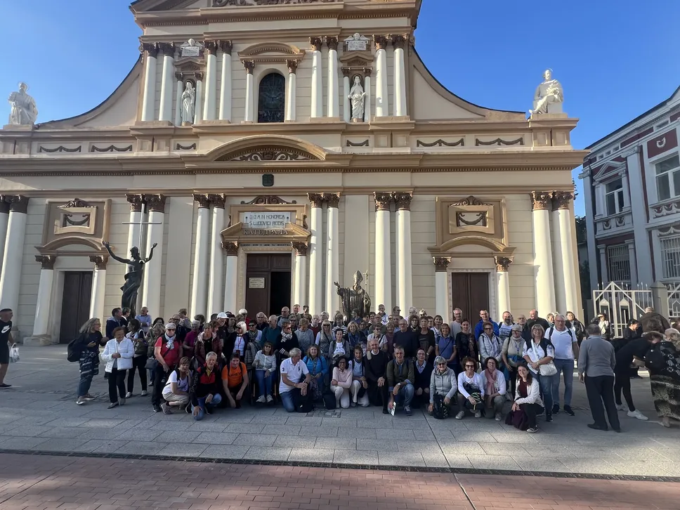 Foto di gruppo fuori alla cattedrale di Plovdiv