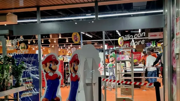 auto come ariete contro la vetrina del carrefour di valtesse svuotata la cassaforte