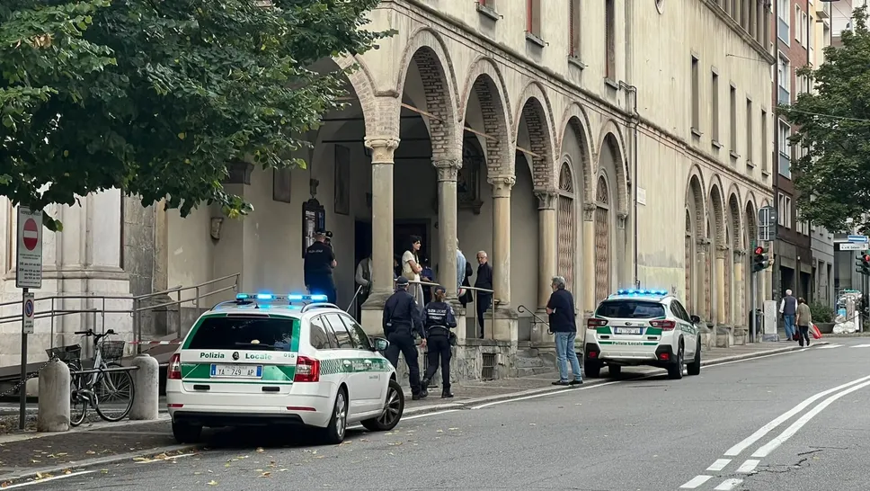 L’intervento della polizia locale al portico della chiesa di San Marco e Santa Rita dopo il ritrovamento del corpo senza vita del clochard