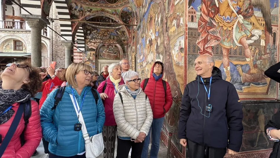 Monsignor Davide Pelucchi e i pellegrini bergamaschi in visita al monastero di  Rila