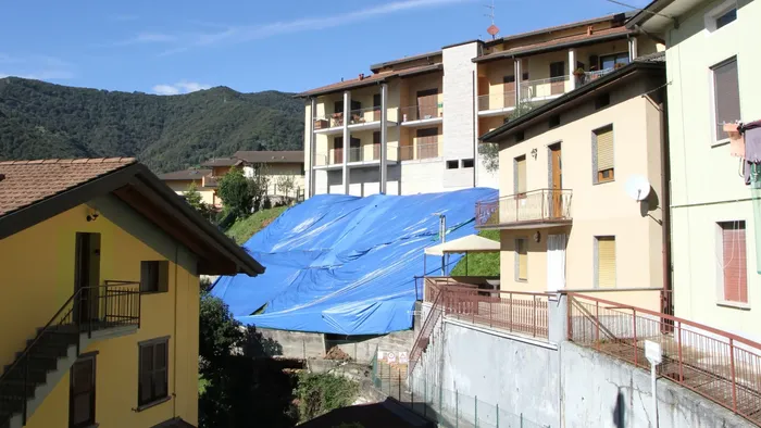 https://storage.ecodibergamo.it/media/photologue/2025/9/29/photos/cache/lodissea-degli-sfollati-a-botta-di-sedrina-fuori-casa-ci-e-caduto-il-mondo-a_5a4a2f38-9ca1-11f0-8d68-503fff778d91_1920_1080_v3_large_16_9.webp