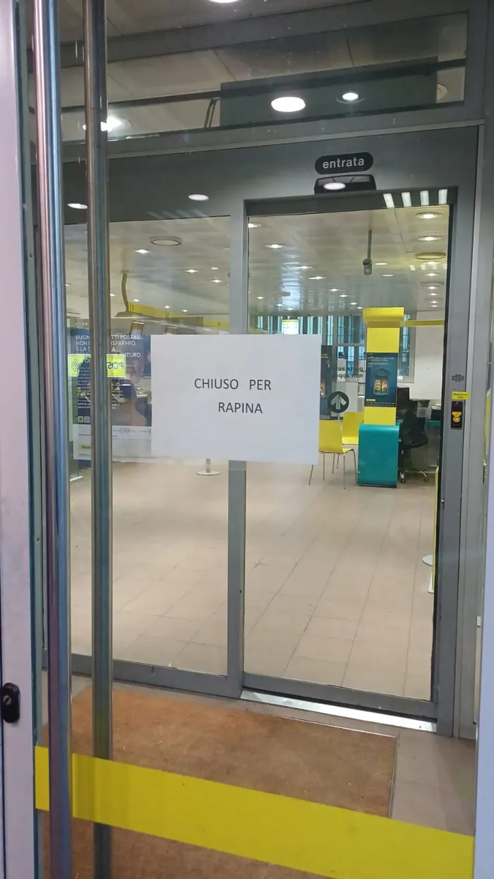 Il cartello di chiusura per rapina nella serata di lunedì a Dalmine Il cartello di chiusura per rapina nella serata di lunedì a Dalmine