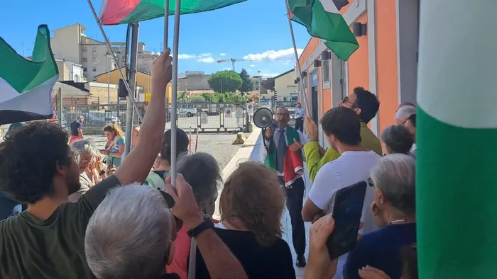 https://storage.ecodibergamo.it/media/photologue/2025/9/29/photos/cache/se-la-guerra-entra-in-campagna-elettorale_3c24d608-9c6e-11f0-8d68-503fff778d91_1920_1080_v3_large_16_9.webp
