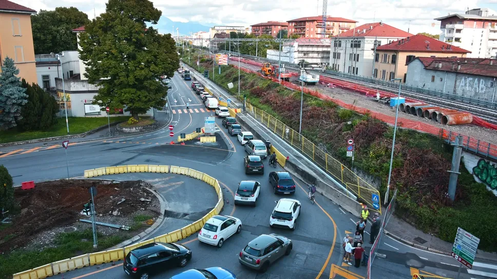Il traffico in largo Tironi dove sono in corso i lavori per il raddoppio ferroviario, oltre che per l’e-Brt Il traffico in largo Tironi dove sono in corso i lavori per il raddoppio ferroviario, oltre che per l’e-Brt