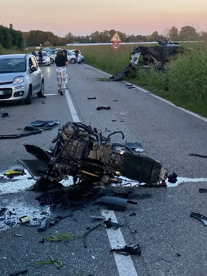 Il motore della Bmw finito in mezzo alla carreggiata