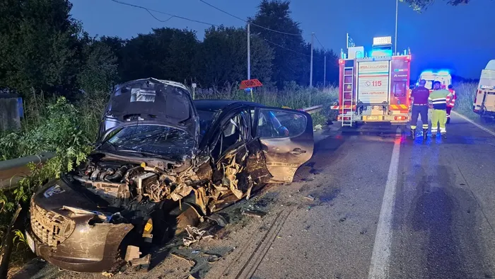 Si schianta contro cinque auto e finisce fuori strada a Brignano: grave un 19enne Foto Si schianta contro cinque auto e finisce fuori strada a Brignano: grave un 19enne Foto