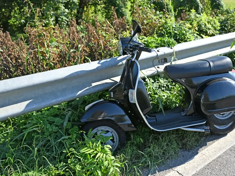 La Vespa 125 su cui viaggiava il 56enne