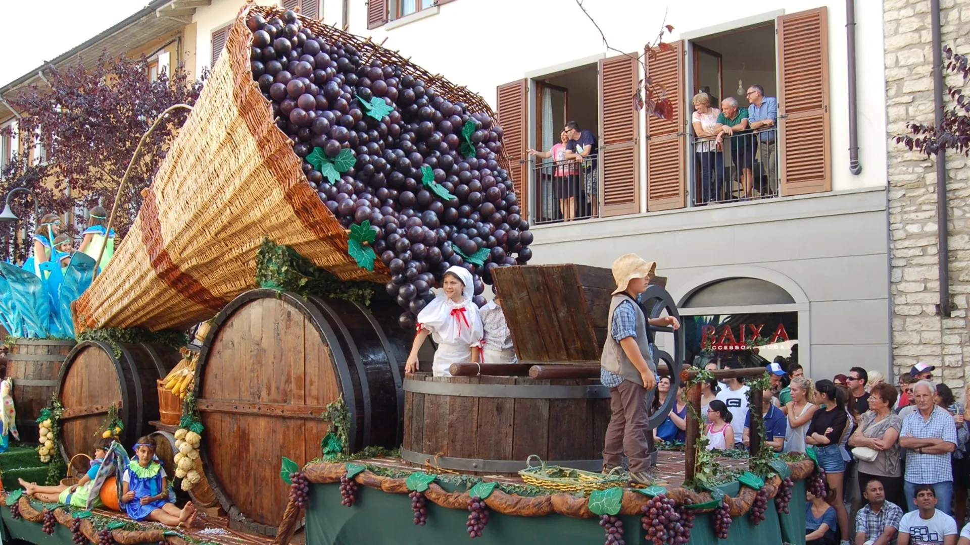 https://storage.ecodibergamo.it/media/photologue/2025/9/3/photos/trescore-balneario-celebra-la-tradizione-con-la-66esima-festa-delluva-e-della_c61c1d3e-8810-11f0-bb73-e14b66d64ae4_1920_1080.webp